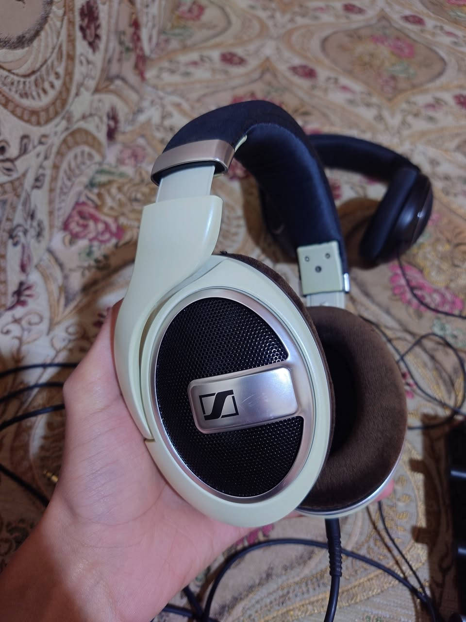 سماعة SANNHEISER استوديو
السماعة HD599 سعرها 135 الف استخدام قليل ومخصصة للستوديو مع كيبلها الخاص يكون طلقة 4.4

السماعة HD598 CS  سعرها 100 الف اسدتخادم شخصي وبيها بعض تعديلات ملاحظة منو عاطلة لا اجت ستوك وانه عدلت عل مضخم مصلح سماعات الستودو، تجي مع كيبل 3.5 
للاستفسار ***********
