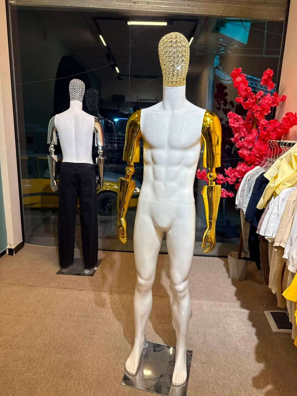 السلام عليكم للبيع بسعر مناسب
مليكانات متحركة اليد عدد 2 
ستاند وسطي عدد 2 
مراية انارة لد عدد 1 
رفوف 5 رفوف عرض 2.40 سم وطول 2.80 سم 
سندانة ورد اصطناعي عدد 3 
اضائة كاملة مدافع سبورت لايت والمساطر ممغنطة مال محلين كاملات 
بديل الحجر عرض 3.5 متر وطول 3 متر 
تعاليگ اكريلك عدد 200 قطعة  ملابس 
تعاليگ اكرلك عدد 50 قطعة بناطير 
ماسكات استاندات وبواري للملابس بالحائط 

العنوان : بغداد / الطوبجي 
***********  
ابيع شلعة كاملة او مفرد
