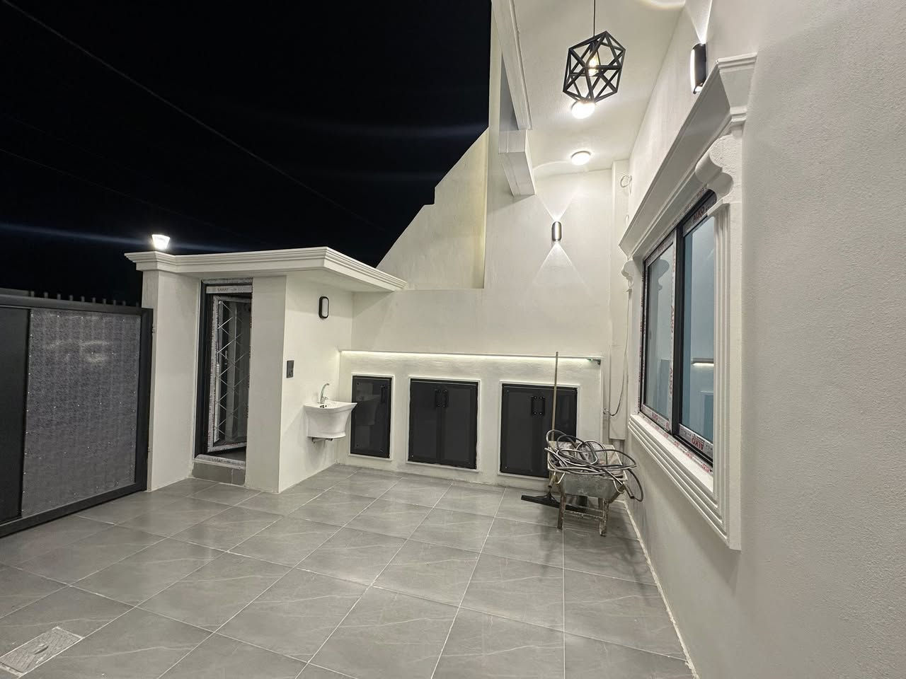 دارين للبيع مساحة الدار الواحد 100 متر طابقين 
طابو ملك صرف مقابيل حديقة في اسرى مفقودين خلف اسواق السعادة 
#علما لدينا عروضات 100 متر طابقين بكثرة في منطقة حي العسكري واسرى مفقودين وقادسية 
واسعار يبدئ من 95 مليون الى 120 مليون 
للاستفسار اكثر 
***********
