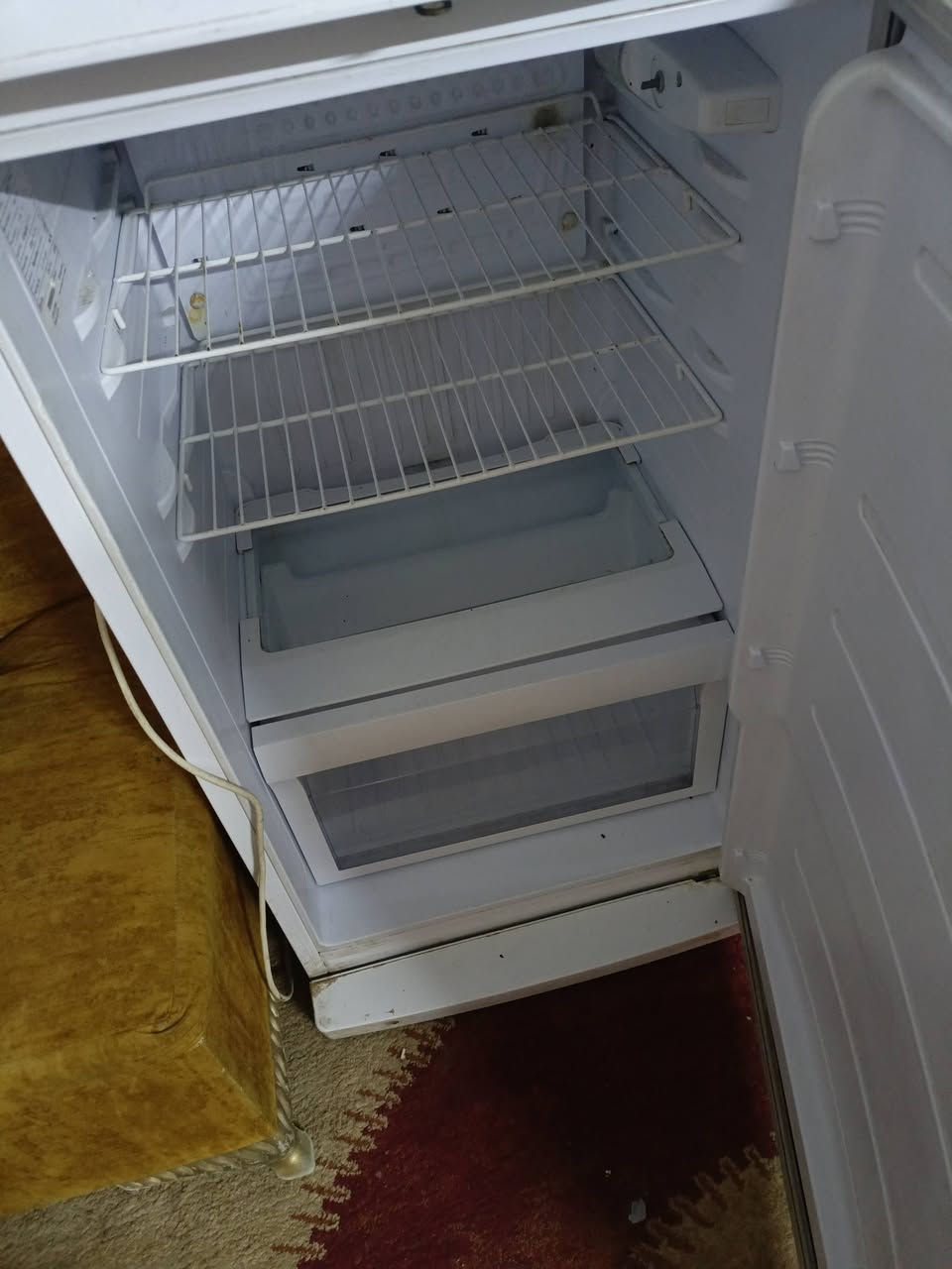 ثلاجه للبيع سعرها 125 وبيها مجال شغاله كل شيء ما بيها نقصها بس غاز مكان ديالى الخالص ***********
