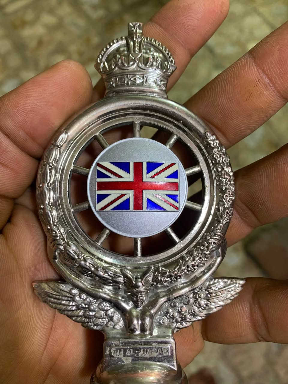 للبيع باج ابو البرغي نادرة لعشاق السيارات الكلاسيكية 🚗✨
زينة مقدمة سيارة (Hood Ornament) بتصميم ملكي مميز 🇬🇧
مصنوعة من النحاس، وزنها 204 غرام، بيها تفاصيل دقيقة وتلوين علم بريطانيا، ومكتوب عليها ALI AL-HADAD.

قطعة جميلة للعرض أو لهواة جمع التحف وزينة السيارات القديمة.
الحالة: مستعملة ونظيفة مثل ما موضح بالصور 📸

💰 السعر: 450 الف للجادين فقط
📍المكان: (بغداد الامين الثانيه)
📞 للتواصل: (***********)
