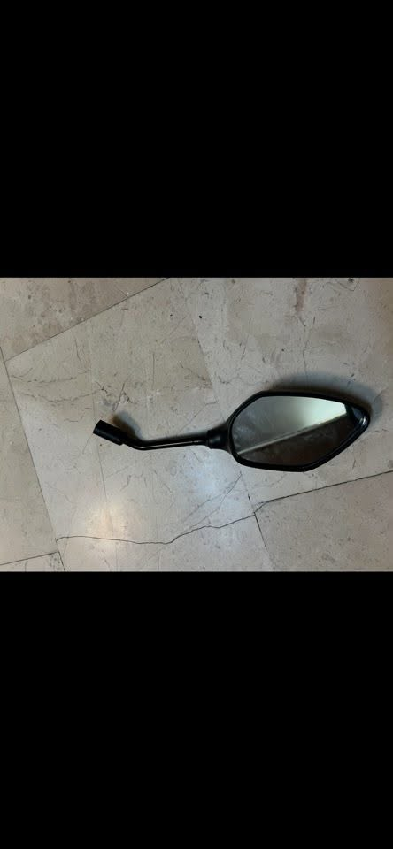 سلام عليكم غراض مال PCX تجوه عدد 2 اصليات جدد بعدني ما شادهن وطلاعه مال جيل ثالث وجامه اماميه اصليه من اليابان جايه بيه كتابات مال جيل ثاني ومرايات اصليه وقاعده اصليه كلمن وسعره مكاني بغداد شارع فلسطين *********** واتساب واتصال
