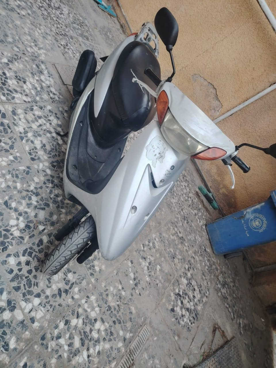 السلام عليكم للبيع دراجه عصفوريه 60  جاهزه انكر سلف و اطلع الدراجه شادلها كلوب زنون ثلجي + كوبات اشاره حمر + تخم تاير جديد الدراجه تجي تشوفها و تحكم رايدها 250 الف مكانها حي الجهاد رقمي ***********
