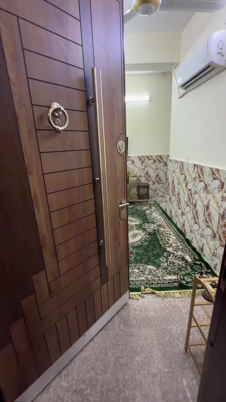 شقق مفروشه للايجار تقع في شارع فلسطين للعوائل المحترمه ( مستمسكات قانونيه ) قرب الجامعه المستنصرية ع الشارع العام ركن موقع جدآ مميز قريب ع جميع الدوائر الحكوميه وع الاسواق والمولات والمحلات التجاريه وقريب ع المستشفى العالمي مزوده بكهرباء ذهبي يشغل سبالت تدفئه وتبريد ٢٤ ساعه ما تحس كهرباء تنقطع وخدمة الانترنيت وكامرات مراقبه و ثلاثة حراس امنين ومصعد يعمل ٢٤ ساعه كل هذه الخدمات من ضمن الايجار الايجار الاسبوعي 450 الف والشهر يبداء من 1050000 الى 1650000كل هذه الخدمات من ضمن الايجار ( ملاحظه قبل لا تعلق ) جميع هذه الشقق وفرت لأسباب معينه وليست للسكن الدائم من اهم اسباب الايجار المؤثث في بغداد . ١ / العراقين المغتربين في الخارج في خارج والقادمون لغرض الزياره الاقارب وانجاز المعاملات الرسميه ٢/ العوائل القادمون من المحافظات الى بغداد لغرض العلاج او المعاملات الرسميه او الدراسه او غير ذالك ٣/ العرب او الاجانب المتواجدون في بغداد لغرض العمل ٤/ عوائل من بغداد ولديهم بناء او ترميم في منازلهم او تحويل من منزل الى اخر واسباب كثيره لاكن اخترنا لكم اهمها التواصل عبر الارقام *********** او *********** متوفر واتساب
