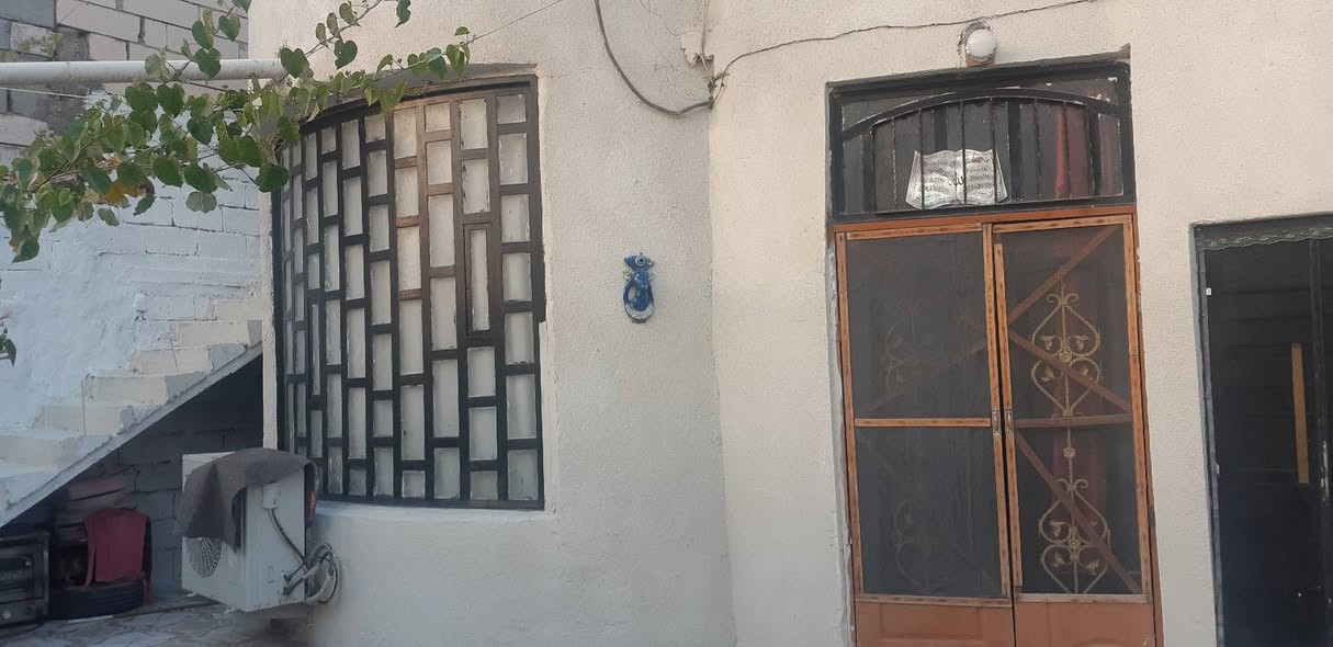 #مساحة 220 متر
طابوو زراعي سند 25
يحتوي البيت على 
غرف 5♦️
ديوانيه♦️
مطبخ حار وبارد
صاله♦️
كراج للسياره
ترك داير ما داير البيت 
حديقه
غرفه من الغرف سويت طولها ٩ امتار 
#العنوان المكان البصرة . الاستفسار اتصل على ه̷̷َـَْـُذآ الرقم ***********
