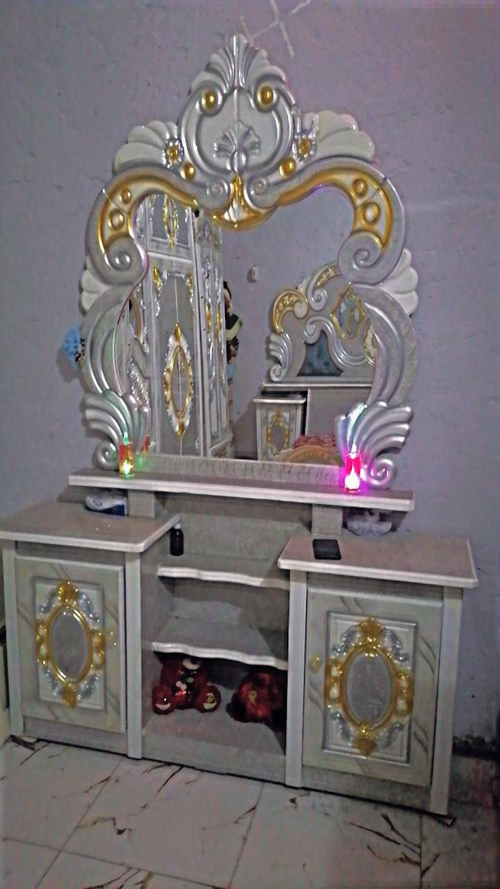 غرفه اخشاب للبيع مكان سوق الشيوخ
 7نيسان غرفه نصيفه سعر مليون او ميه او خمسين 
بيه مجال حك الجيه ***********
