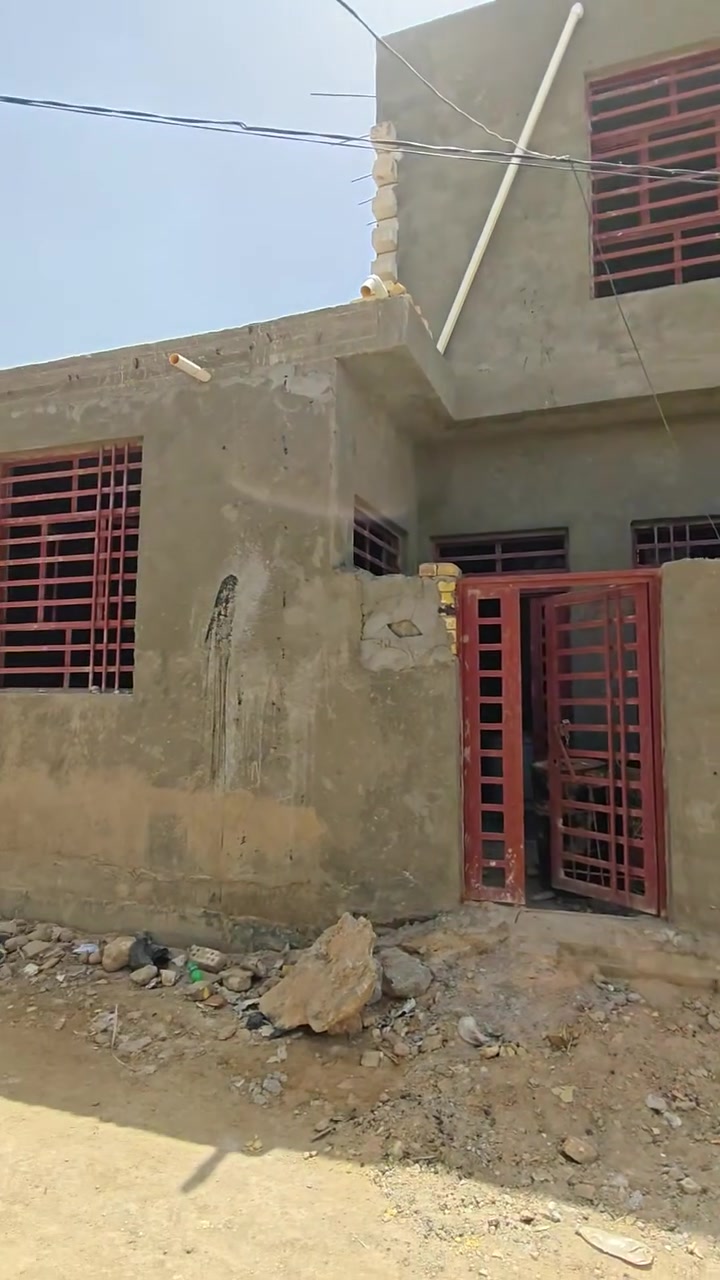 بيت للبيع  100 متر مربع 10×10
حي المعلمين نزله الصناعي قريب على التبليط
اساس كونكريت مسلح
بناء الطابق الاول طابوق وسقف كونكريت مسلح
يتكون من صحيات داخليه وخارجيه و استقبال ومطبخ مفتوح على الصاله وغرفه نوم.
والطابق الثاني بناء ثرمستون و سقف كونكريت مسلح يتكون من صاله جبيره وصحيات.
تأسيس ماء ومجاري كامل مع صبه الارضيه سكريد. يعني مباشر طبك ارضيه بالمادة
تأسيس كهرباء بواري دفن
ملبوخ داخل وخارج اسمنت. والحمامات والمطبخ ملبوخ مساطر.
***********
