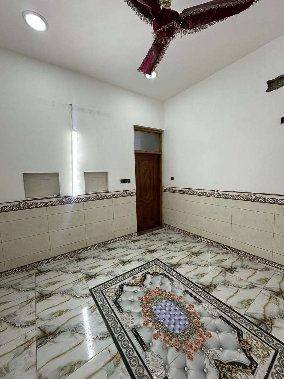 سلام عليكم 
مشتمل للبيع مساحه 80 متر 
بناء من الاساس جديد
البيت يتكون من 
مدخلين 
وصاله 
وحولي 
ومطبخ 
وغرفه نوم 
وصحيات 
ومنور 
موقع البيت بغداد الدوره ابو دشير خلف المركز 
للاستفسار ***********
