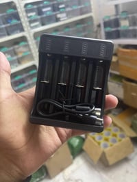 شاحنة بطاريات 4 مناخذ بيها لد لبيان نسبة الشحن 25% 50% 75% 100% 2A يجي...