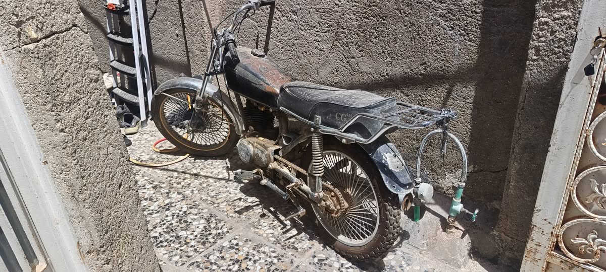 كلك محرك اسود 200 الف 
تواصل ***********
