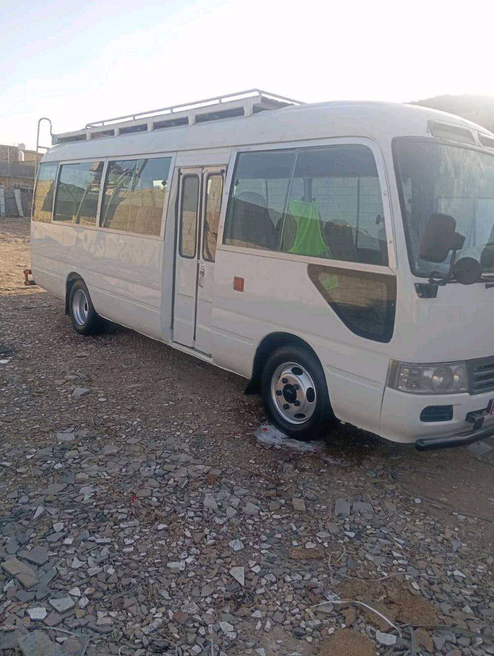 كوستر موديل 2002مكينة كير حدادية تخم تاير سيارة اصل خضرة ومصبوغة من جام جوة اكسن ونة رقم بصرة تحويل مباشر سيارة خير من الله سبب البيع عدم الفرغة اني مكلف بنشر 