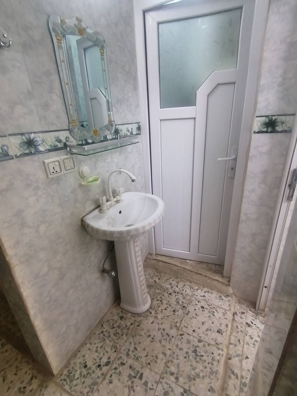 #للايجار (طابق ارضي)
الموقع  : حي البلديات (قرب جامع الصائغ)
المساحة :  125متر
غرفة وصاله ومطبخ وصحيات وكراج
للاستفسار
***********
***********
نستقبل طلباتكم العقارية بيع شراء ايجار
