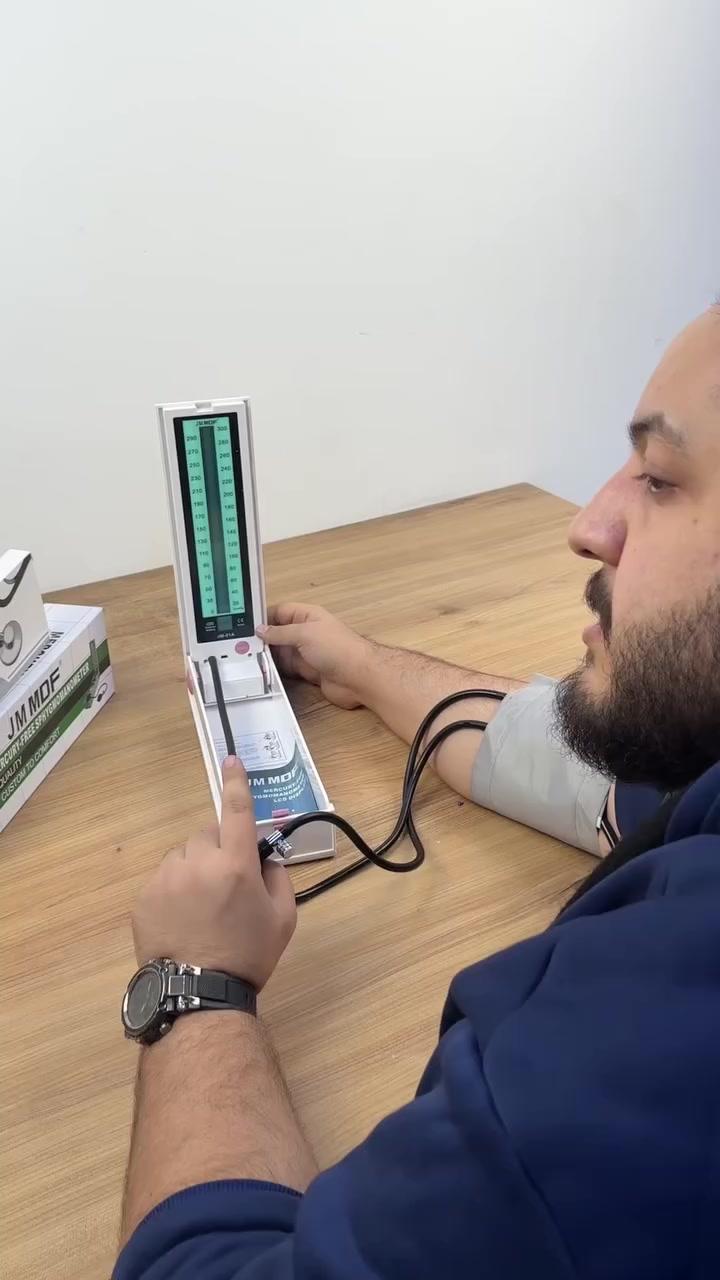 جهاز قياس ضغط الدم الإلكتروني بدون زئبق مع سماعة

الاستخدامات

يُستخدم لقياس ضغط الدم بدقة عالية في المنازل والعيادات والمستشفيات.

مثالي للأطباء والممرضين وللاستخدام الشخصي في متابعة ضغط الدم يوميًا.

يساعد في اكتشاف ارتفاع أو انخفاض الضغط بشكل مبكر للوقاية من المشاكل القلبية.المميزات

تصميم حديث خال من الزئبق للحفاظ على البيئة وسلامة المستخدم.

شاشة عرض واضحة بتدرج رقمي حتى 300 mmHg لقراءة دقيقة وسهلة.

يعمل ببطاريات (3) AAA) مع مؤشر تنبيه لتبديل البطارية.زر تشغيل / إيقاف مريح وسريع الاستخدام.

أنبوب ومضخة قوية لضخ الهواء بسهولة مع صمام تحكم ناعم لتفريغ الضغط.

سواريد متين ومقاس قابل للتعديل مع قماش ناعم مريح للبشرة.

هيكل متين من البلاستيك عالي الجودة مع غطاء حماية عند التخزين أو النقل.

يشمل سماعة طبية عالية الحساسية تساعد في الاستماع إلى نبضات القلب وتحديد ضغط الدم بدقة أكبر.جهاز قياس ضغط الدم JM MDF.

سواريد مع أنبوب هواء.

. مضخة هواء مطاطية.

. سماعة طبية.

دليل الاستخدام والتعليمات.

الملاحظات

يعمل ببطاريات 3 × AAA غير مرفقة).

يُنصح بإزالة البطاريات في حال عدم الاستخدام لفترة طويلة.

لا يُستخدم مع مواد تنظيف عضوية أو سوائل حافظة.يُفضّل حفظ الجهاز في مكان جاف بعيد عن أشعة الشمس المباشرة.

قياس الغلاف طول 35 × عرض 11 × ارتفاع 8 سم.

. ملاحظة مهمة: المنتج غير متاح للشحن إلى إقليم کردستان نعتذر من عملائنا الكرام هناك ونشكر تفهمكم.


**إذا كنت صاحب هذا الإعلان وتريد حذفه لأي سبب، رجاءا أرسل رسالة إلى الدعم الفني**