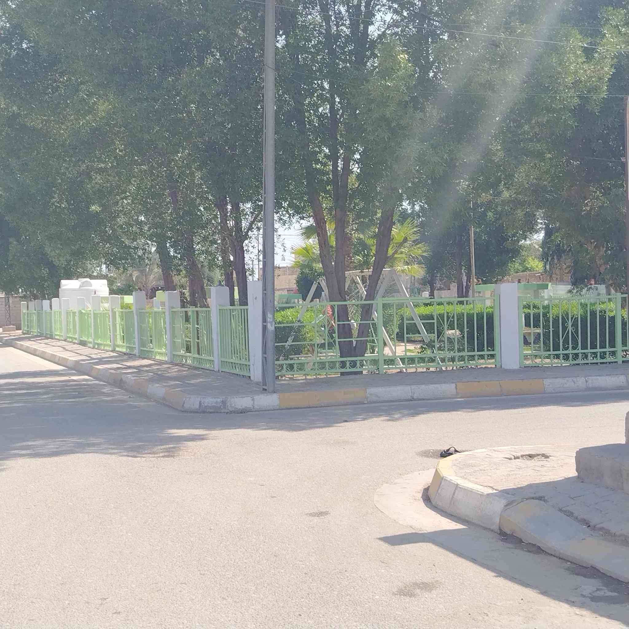 بسم الله الرحمن الرحيم
دار للبيع مساحة ٢٠٠ م ركن مقابل متنزه الدار طابقين بناء حديث يحتوي الطابق الأول على استقبال ومطبخ و غرفتين نوم وصالة وصحيات داخلية وخارجيه ومناور وطارمة والطابق الثاني مهيكل يحتوي على غرفتين نوم نظام سويت وصالة لكنه غير مكتمل نقص كهرباء ولبخ لمعرفة السعر اتصل على الرقم *********** او واتساب
