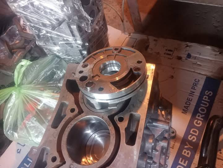 السلام عليكم ورحمه الله وبركاته الإخوة الطيبين سنة خير أن شاء الله على الجميع 🌹 مستمرين بلعمل تجفيت وصيانة كافة أنواع المحركات التيكو الحديث والقديم مع الضمان 
الإخوة الطيبين كثير من الإتصالات بخصوص الاعطال الاكثر تنحل بالتليفون اذا وجب الأمر أو مكانة بعيد والبعض آلة صيانة
ركز وياي كثير من الإخوة اشوف يدير دهن 20/50طبعا هذا الشي اكبر خطأ مو صحيح أهنأ لزوجة الدهن عالية 
اسبب  مشاكل اول شي اويل بم يتوقف عن العمل بعد فترة 
ويفتر يطغ براس 
الشغلة الثانية جكجكة دهن ثخين 
هذا اكبر خطأ هو الصحيح للشتاء 10/40. أو 10/30
احنة انخفف الزوجة العالية حتى عملية التشحيم اتصير اسرع  المحرك
أما البراد مال الدهن الافضل طبعا يلغي الافضل وتخلص  
راح اجاوبك البراد مصنوع الثلوج الي بلدول يعني ألمي أثناء البرد الثلوج يسخن الدهن 
بثلوج مو بلعراق 
مشاكل البراد في التيكو الانسداد اذا دهن مو زين أو تأخر التبديل أهنأ تجمع الوسخ والتكلسات 
الشغلة الثانية اذا انضب الفلتر يدوس 
الشغلة الثالثة اذا تضهر لمبة الدهن ترمش وتروح كل فترة معناها براد مو زين مسدد 
أهنأ اني الغي يصير مضبوط مباشر من الفلتر المحرك قوة الدهن اتصير اقوة ونعومة المحرك أيضا يكون افضل بهواي 
أما بخصوص الاعطال الشائعه هواي اسباب وكثير من الإخوة 
يخابرون بعد ما يائس من العطل بعد ما مفتر الفيترية 
وتطلع الشغلة بسيطة وهو ذاب كوم فلوس وما صايرة 
دائما شتحتاج اتصل بنا وتدلل والفحص والتجيك مجانا 
رقم الهاتف ***********العنوان الشعب شارع الاسواق المركزية
