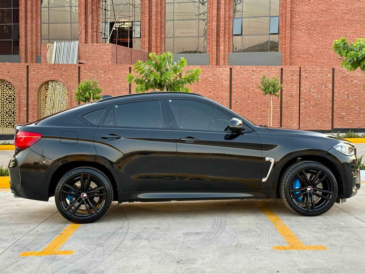 ...﷽ ...

سيارة وكالة عروش اربيل 📦
للبيع BMW x6 m اقوى محرك  🇩🇪
موديل :2017
محرك :v8 twin power Turbo 
قوة حصان :575hp 
سيارة : M Power بلاد 
عداد: 330km

…………………………………………..
اعلا مواصفات 
بصمة 
سلايد
صقف: شامو
ابواب شفط
ابواب بصمة
ابواب بردة
كشنات هيتر
كشنات تبريد 
كشنات كهرباي
رادار امامية 
تحديد سرعة
لايت :BMW Adaptive LED
صندوق كهرباي
سماعات:BANG&OLUFSEN
كامرة:360’
تبريد ثلج 
نظام : M1.M2
نظام: sport.Efficient.sport Plus
نظام :m power
…………………………………………………………………..
سيارة جديد
ماشية: 170,000 km الف 
واحد جملغ نص صبغ بهه باقيات  مكفول بل كلشي
سيرفس كل بشركة bmw
ضمان :  2 سويج
كير محرك بشرط 
كهربائية كل بشرط
صدر بشرط
سيارة جديد 
رقم سليمانية جديد
فحص هزة جديد

……………………………………………………………………

سعر ٢٩٤$ مجال بصيت ارخس سعر 

مكان : سليماني
رقم تلفون 
*********** السليمانية, العراق
