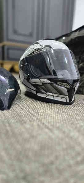 الخوذه سعره ب50 وبيه جامتين وحده مضلله وحده شفافه وماخذه ب75 بس محتاج  واريده ب50 وملبوسه مره وحده الله شاهد  والصندوگ ب15 مكاني بغداد المعامل قرب حي النصر  ***********
