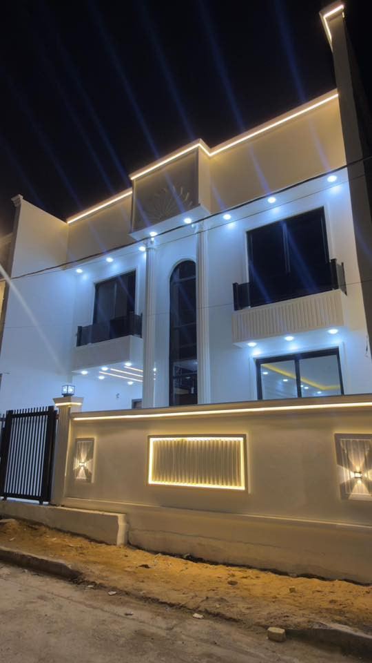 العقار #للبيع مقابل متنزه 

حي الجامعة _قرب شارع 20تجاري 
المساحة: 200 م

طابقين – بناء حديث 
واجهة 10 م × نزال 20 م

غرف نوم عدد 5 

صالتان فخمة بتصميم عصري

استقبال +مدخل
مطبخ حديث بتجهيز كامل
كراج سيارة
مجموعات صحية عدد 3 

أساسات كونكريت مسلح (رفت) + سقف كونكريت

🔹للاستفسار اكثر الاتصال على 
*********** 
‭       📱      |          
‭
او 
🔹زيارة مجموعة المستشار العقاريه لتجارة العقار 
الديوانيه ام الخيل مقابل بلدية الديوانيه
