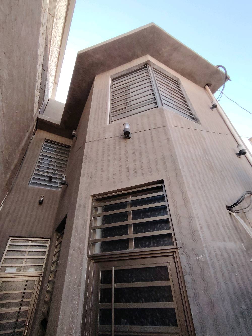 اللهم صلِ علىٰ محمد وآل محمد 
السلام عليكم
🏠الدار للبيع المساحة 100متر طابقين الواجهة 5م والنزال 20م
-الشارع بعرض 15 متر

🌏الموقع النجف حي الجامعة منطقة ال 28 قرب مدرسة الرفاه🏫.

يتكون الدار من :
   3️⃣ غرف نوم
و 3️⃣ صحيات داخلية وخارجة

يتكون:
الطابق الأرضي من استقبال وصالة ومطبخ وغرفة وصحيات داخلية وخارجية
والطابق الاول غرفتين وصالة وصحيات
والطابق الثاني بيتونة وسطحين

للأستفسار الأتصال📞: 
(***********) اتصال☎️ او واتساب📲