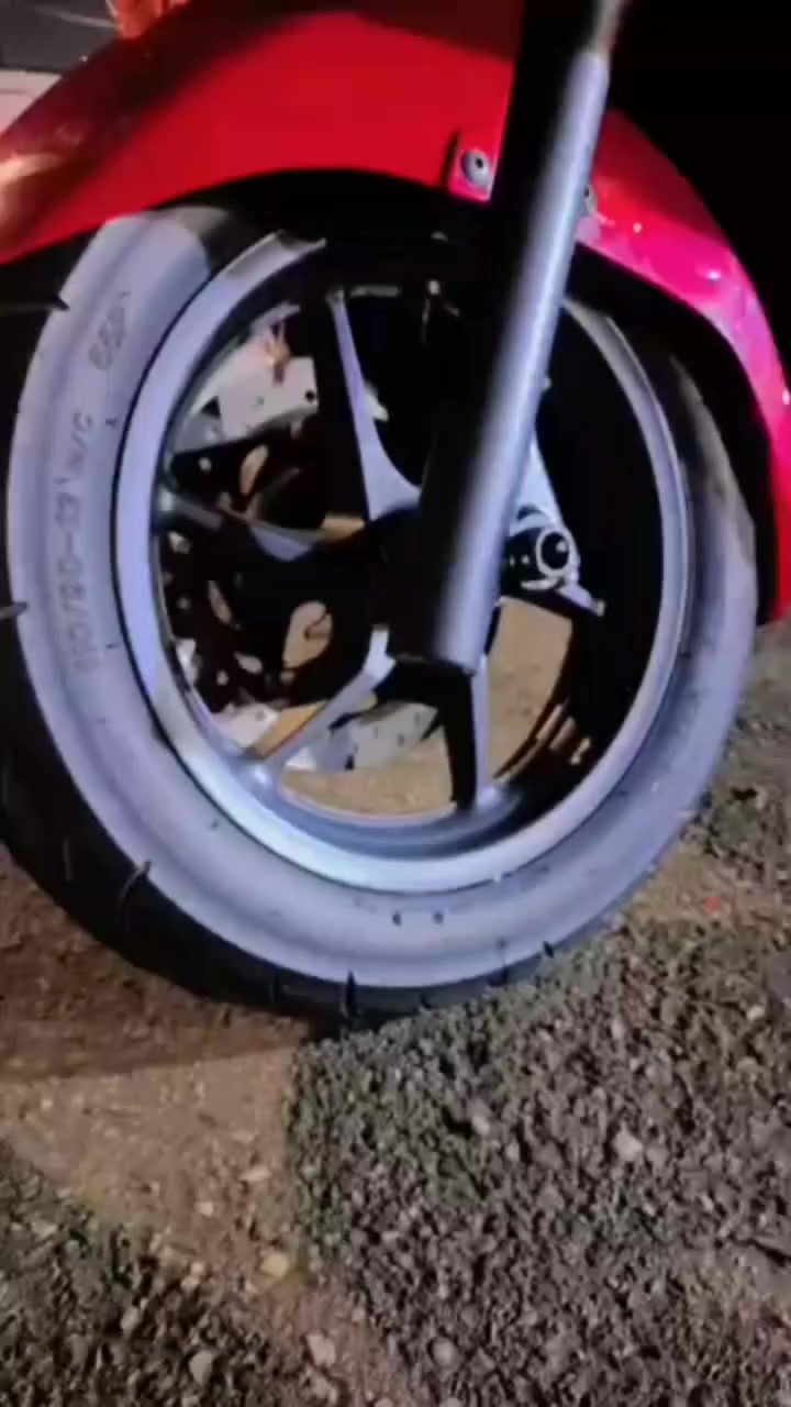 سلام عليكم دراجة فورزة صفر 10 اربع تحويلات 7 كير ماشية 21 الف حقيقي مكينة بلادية وناعمة كلش وشرط جيب فيتر اليعجبك وفحص براحتك شلعة تخبل ومعدل تطلع بيها وتحكم بنفسك دراجة كهربائيات كاملة طسة ناعمة كفرت ولا شخط ولا صبغ ولا كسر...  كفالة من الشخط بيها جي بي اس مال يابان   منضومة زنون بلادي سبايدر نيكل كلوب جنطة بك لايت كرستال كشن مدوشم جديد بصمتين بيها مو وحدة ومفتاح طوارئ دهن كلة موتل بانزين محسن دراجة مال واحد جناي سعرهة 16 + مسجل دمام شغال دراجة كاملة اوراق مال معرض وبل عافية على ياخذهة من نفس طيبة مكاني بغداد الجديده الرقم ***********
