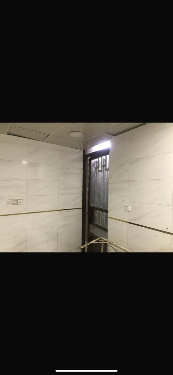 السلام عليكم 
شقه للاايجار ارضيه
زيونه محله 710 شارع مدرسة الجواهري الرئيسي 
غرفه وصاله ومطبخ ومناورعدد2 وصحيات 
***********
