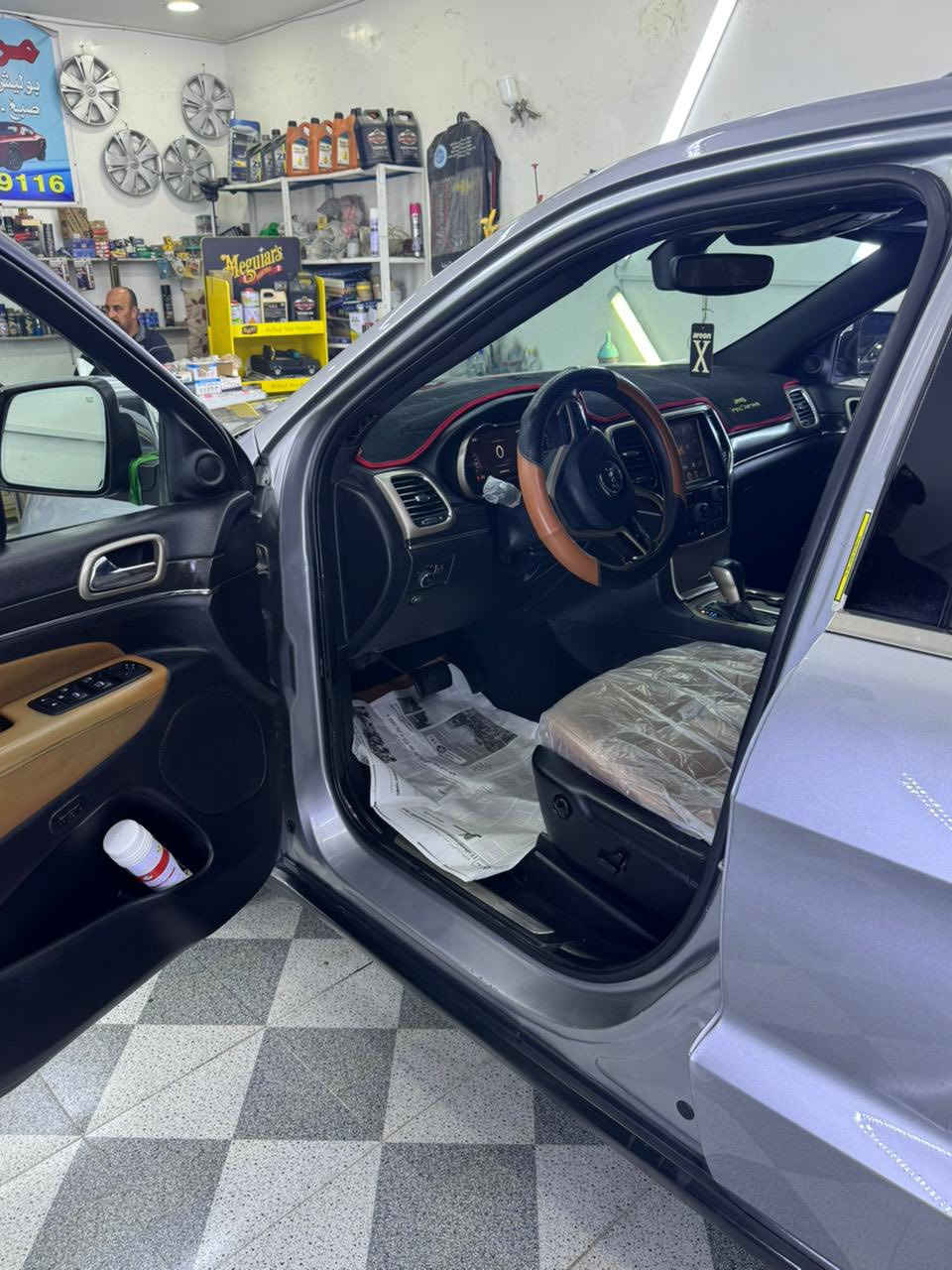 السلام عليكم جيب شيروكي موديل 17 رقم بغداد حره بسمي توني محوله رقم انكليزيً الجديد بسمي فول موصفات الاخيرً كل الموصفات فتحه سقف بصمه كراسي كهرباء كشنات تبريد ستيرنً هيترات جنطه شفط اشاير بالمري كامره دوره حساسات خلفيه مواس هواي بيه موصفات  بيه قطع صبغ ابيع هل موجود السعر 158 ورقه الي ماتعجبهً خل يعبر المنشور جزاكم الله خير مكاني بابل 
*********** وتساب
