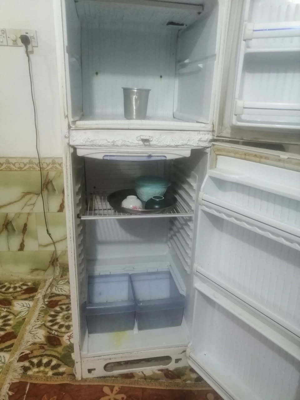 ثلاجه حجم 24قدم شرط تجميد وشغل 100 بيه مجال ***********
