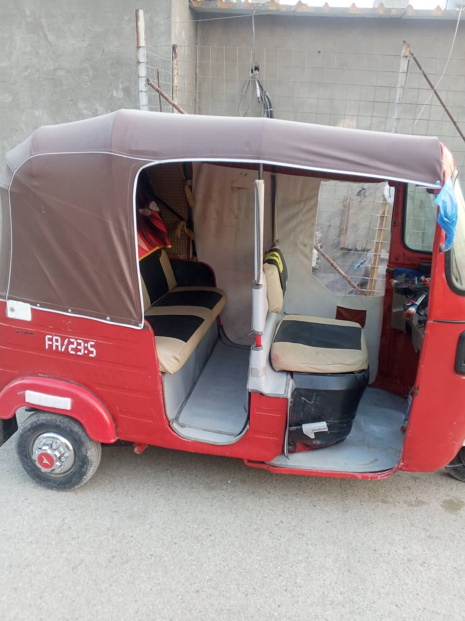 سلام عليكم تكتك للبيع 18 السعر 3800 بيهه مجال ***********
