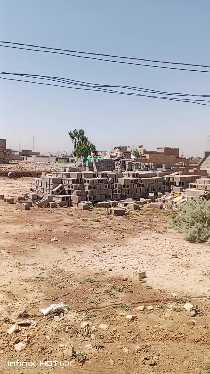 السلام عليكم عندي قطعه ارض للبيع مقابل النازحين خلف بيت ابوشيماء ابو الحجامه مساحته 500 ع شارعين تبليط ومي و كهرباء ومبني بتلو وبها بلوك 1500 بلوكه السعر 20 مليون ولاتصال ع الارقام 077173541 ،***********
