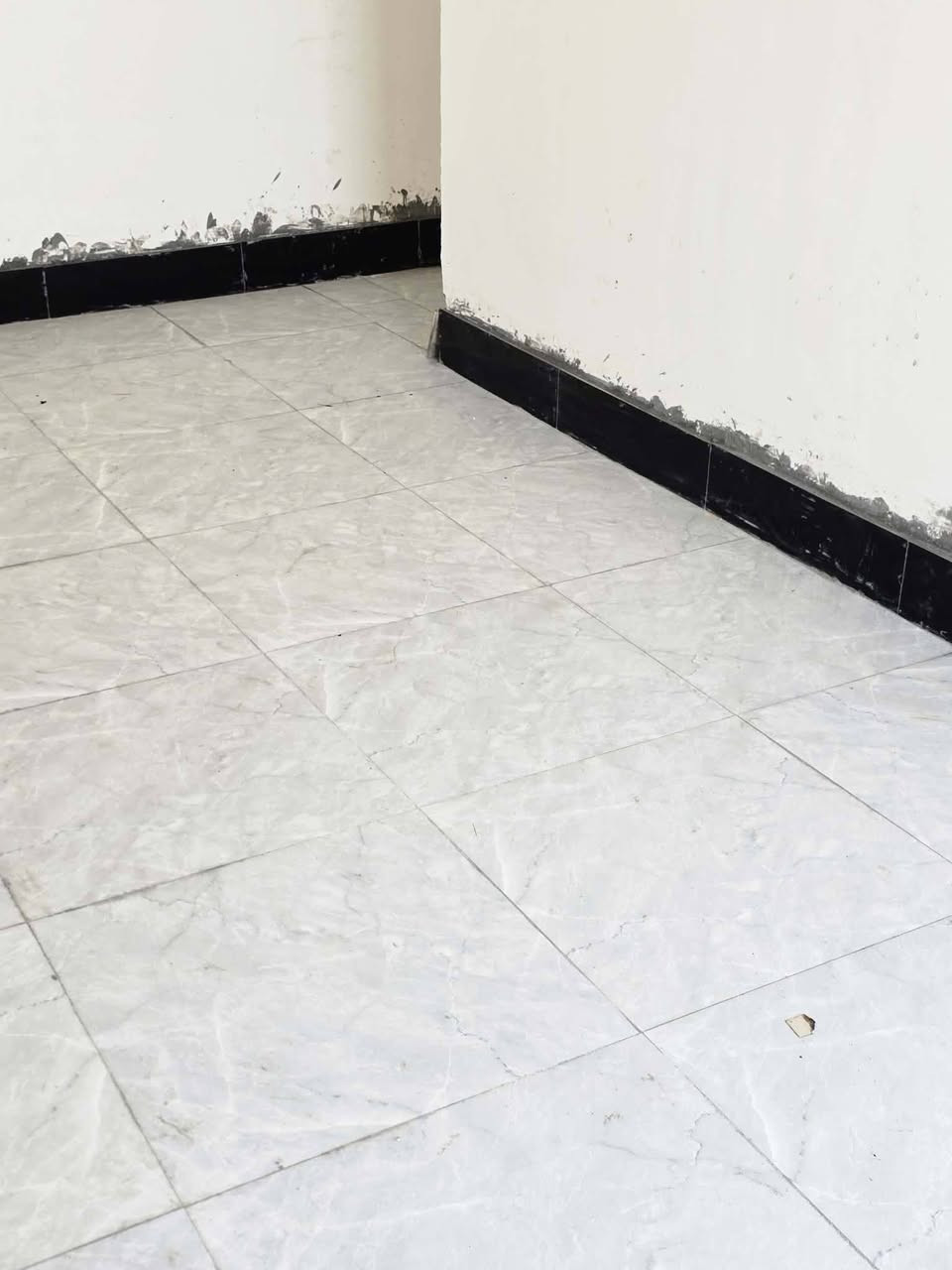 نشتغل سراميك وأرضيه والبخ جص ولبخ اسمنت شغل مضبوط اتصل علئ *********** وبخدمت الطيبين
