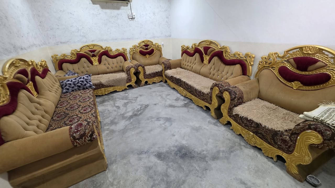 تخم ملكي فخم للبيع بداعي التغيير 🛋️✨
​تخم قنفات ديوان كلاسيكي (حفر ذهبي مميز مع قماش ماروني وبيج).
​حجم كبير يكفي لقعدة مريحة وواسعة.
​القماش والخشب بحالة جيدة جداً وجاهز مباشرة للفرش.
​السعر: [350الف] عراقي.
​للمزيد من التفاصيل ومعاينة التخم، يرجى التواصل على الخاص.


**إذا كنت صاحب هذا الإعلان وتريد حذفه لأي سبب، رجاءا أرسل رسالة إلى الدعم الفني**