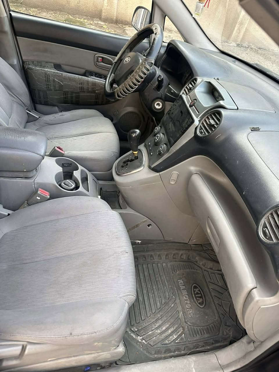 السلام عليكم
الاستفسار على رقم فقط 
كيا راندو 2007 
السيارة كاملة من كلشي ما ناقصه شي 
7 راكب 
المحرك 4 سلندر  ( كير ومحرك شرط ) 
بيها ثلاث قطع صبغ بواند وجاملغ وباب بدون دواخل 
الباب بيها معجون وشوي   
مكاني الموصل حي البلديات 
رقمي ( *********** )  
السعر  - قفل 100$ قفل دفتر
