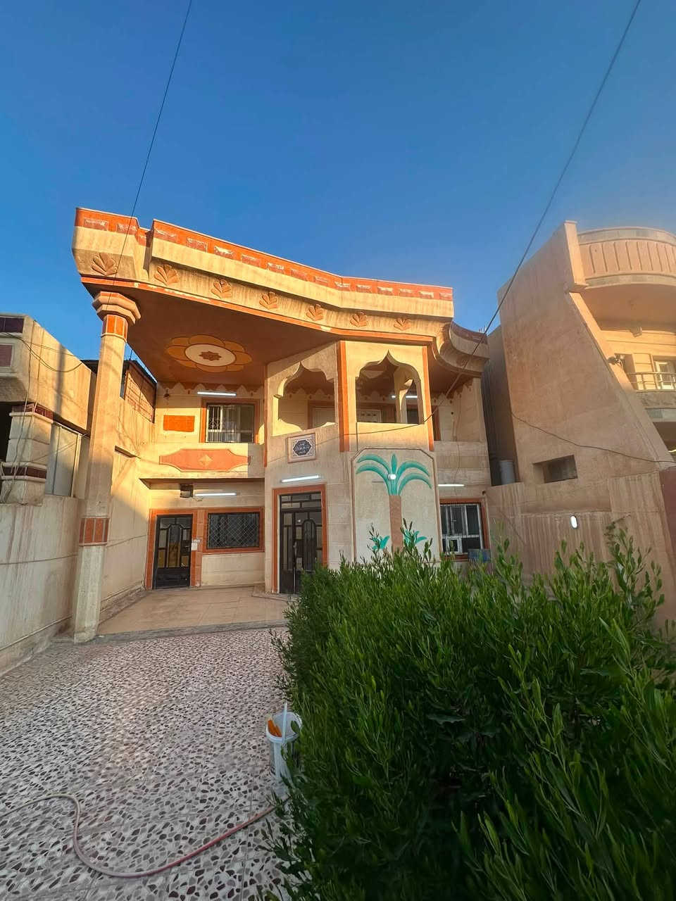 السلام عليكم دار للايجار 
يحتوي ع 4غرف نوم طابقين 
+ستقبال وصاله داخليه 
+ حديقه داخليه وخارجيه 
ع شارع ٢٠ و ع غابات مباشر 
العنوان تكريت القادسيه حي الجامعه 
مقابيل الغابات مباشر 
السعر400 قفل
لاستفسار ***********
