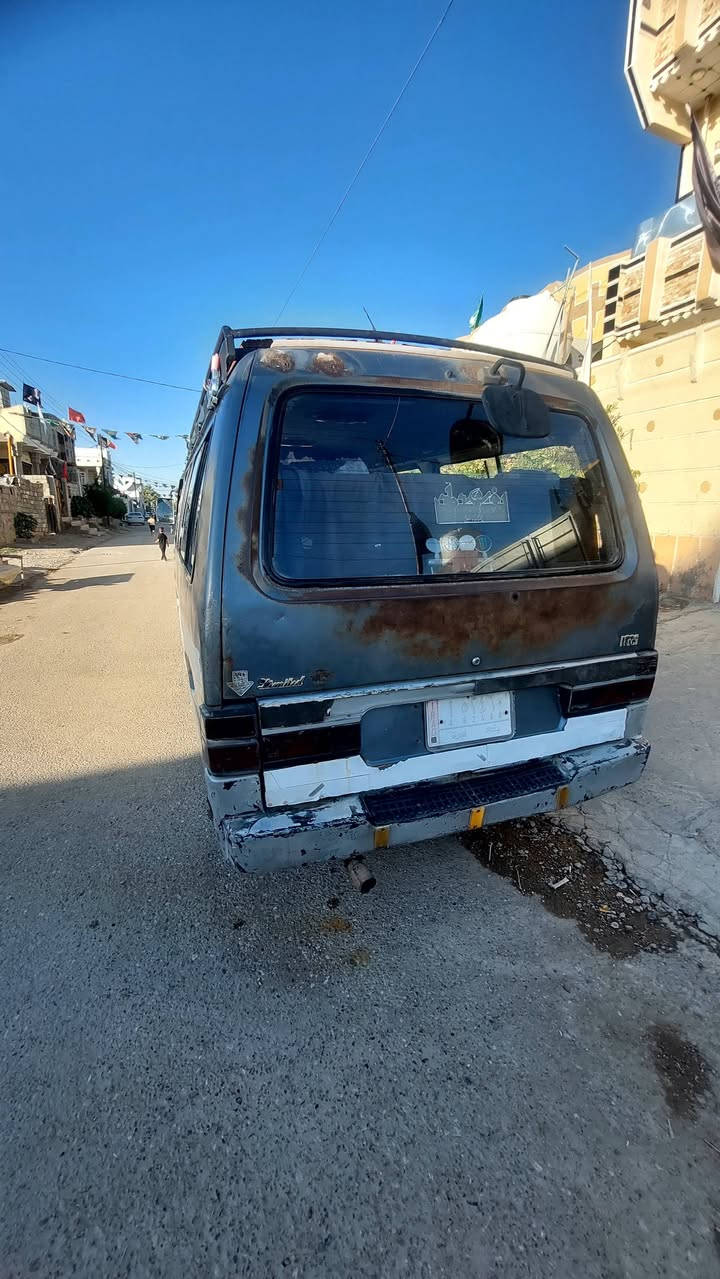 سلام عليكم سياره كيا بستا للبيع موديل 93 سياره جاهزه من كالشي سياره حلوه ونضيفة اوراق كاملة شرط تحويل مكاني ديالى لخاص سراجق للستفسار ***********
