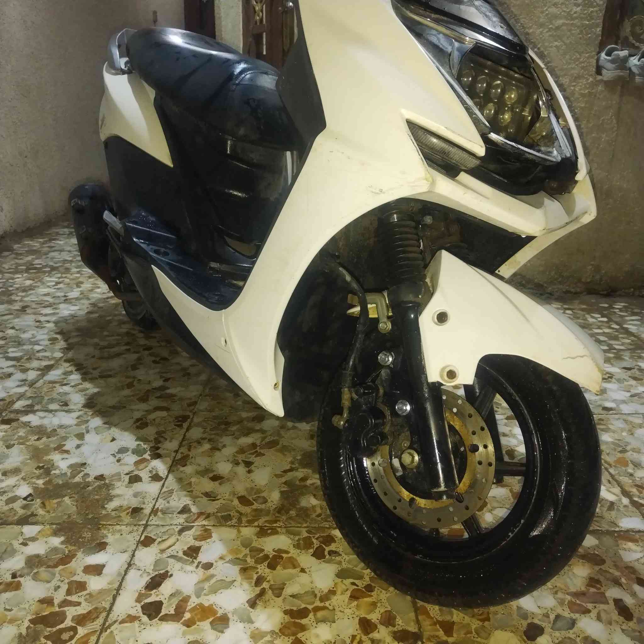 سلام عليكم.
الدراجة كاطعة نارية للعلم لاتبخير لاتنقيص دهن تايرات جدد مكينة ناعمة خير من الله ابيعة على وضعهة بسسب عدم التفرغ مكاني حلة
*********** بيه واتساب
