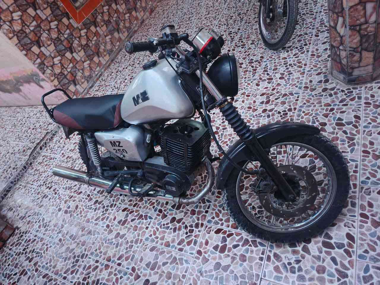 السلام عليكم قمبوره سايس 2 ع فتح الدراجه خير من الله لحيم مابي نهائياََ كهربائيات كامله تخم تاير جديد كير ومكينه خير من الله دسك امامي كامل وياله بل جيس سعر 900 وبيه مجال بسيط مكاني بلدروز حي العصري للاتصال *********** مو شراي اروحلك فدوه لا دوخني
