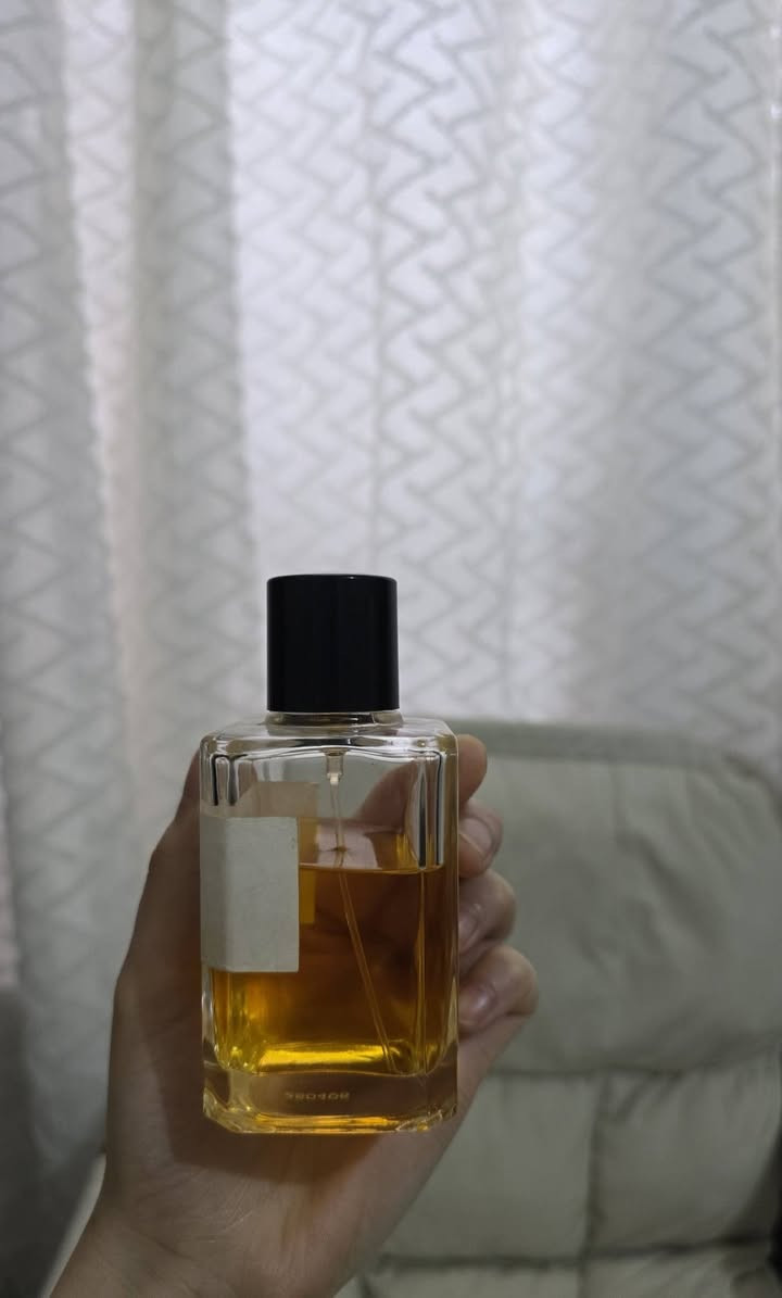 ​للبيع عطر Peak من دار Czar الكويتية (أصلي 100%)
التفاصيل:
عطر Peak الشهير من دار عطور Czar (زار) الفاخرة، ومن تصميم مصممة العطور العالمية Cécile Zarokian.

​الحجم الأصلي: 110 مل. 
​الكمية المتبقية: أكثر من النصف (حوالي 60 إلى 65 مل) كما موضح بالصور.

​التركيز:  Extrait de Parfum (ثبات وفوحان ممتازين جداً يدوم لأيام).
​الحالة:  العطر أصلي 100% (الكود محفور بالليزر أسفل الزجاجة)، 
 الزجاجة بدون العلبة الخارجية.(الكارتونة)
​خط العطر:  بخوري، فانيليا دافئة، جلود، مع لمحة معدنية مميزة جداً وفخمة.
 (العطر مناسب للجنسين)
السعر عند الشراء ب160دولار ( 235دينار عراقي)

ابيعه  ​95 الف (بي مجال للشراي )


**إذا كنت صاحب هذا الإعلان وتريد حذفه لأي سبب، رجاءا أرسل رسالة إلى الدعم الفني**