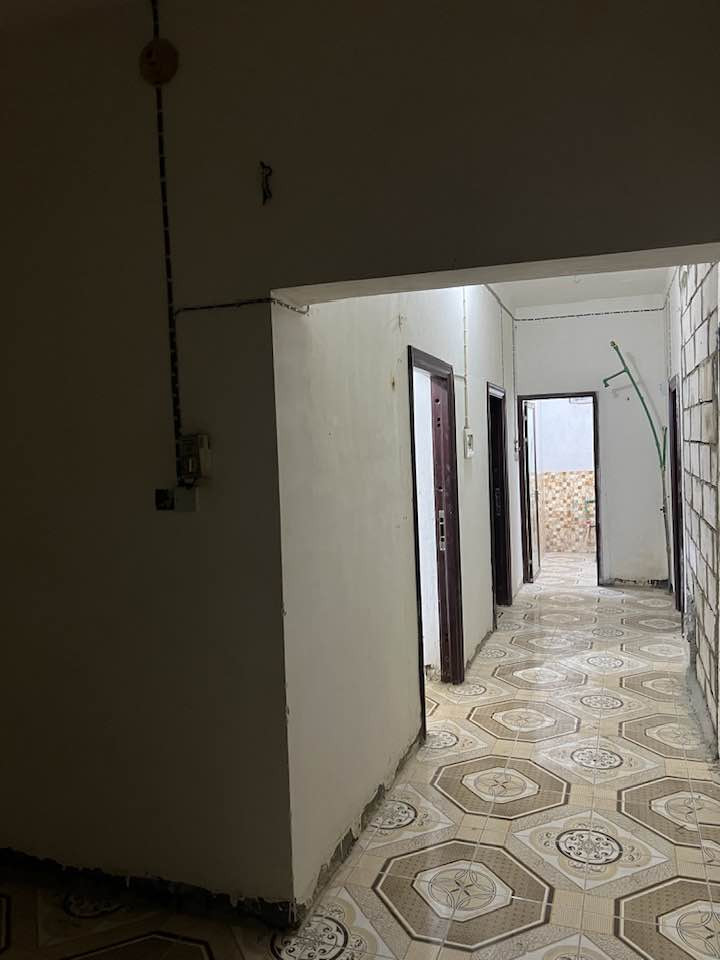 شقه للايجار  ١٠٠ متر نضيفه جدا درج خارجي معزول استقبال وصاله وغرفتين ومطبخ وصحيات بالشهداء على ساحه بداية شارع ابو قيصر الايجار ٢٥٠ الف للاستفسار *********** اتصال فقط
