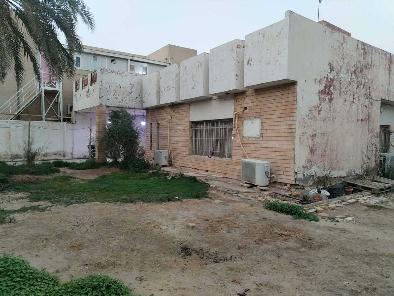 دار ركن للبيع في الهورة فرع شركة الحرمين
طابقين الطابق الارضي غرفتين نوم كبار صالة كبيرة هول كبير مطبخ ومجموعة صحية عدد 2 الطابق الاول غرفتين نوم وسطح
المساحة 451.5م
واجهة 20م 
السعر مناسب للاستفسار 
***********
***********
