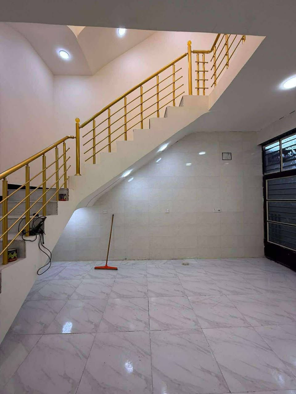 السلام عليكم تعلن شركة الجبوري للعقار والمقاولات العامه عن بيع دار ملك صرف زراعي سند 25 في منطقة الجزيره مقابل برج الجزيرة بناء حديث درجه أولى كامل الاخدمات
1 المساحة 100 متررر 
2 الواجه 5 مترررر 
3 النزال 20 مترررر 
4 عرض الشارع 10 مترررر كامل الاخدمات 
5 السعر 150 مليون وبي مجال 
يتكون من 3 طوابق 
طرمه وصاله وحولي ومطبخ ومنور وخدمات 2 و4 غرف نوم 
عنوان الشركة الكريعات الكويتي شارع حسينية ابي تراب قرب فلكة القرغولي استفسار اتصال على الارقام التاليه 
*********** أبو صكر الجبوري 
***********
