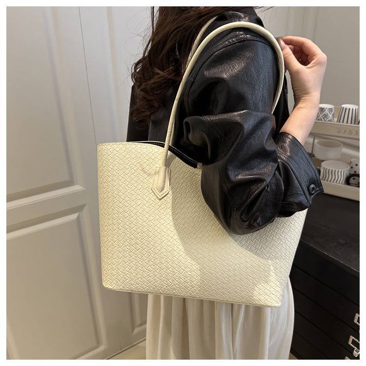 حقيبة نسائية بتصميم راقي وجميل 🤍
• خفيفة وواسعة 
• مناسبة للاستخدام اليومي 
• خامة جلد 

السعر // 10٫000 فقط


**إذا كنت صاحب هذا الإعلان وتريد حذفه لأي سبب، رجاءا أرسل رسالة إلى الدعم الفني**