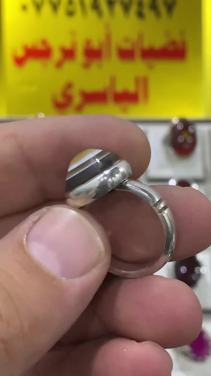 خاتم جزع يماني بقري طبيعي صياغه يدويه فضه 925 التفاصيل داخل الفيديو للاستفسار واتساب *********** فضيات ابو نرجس الياسري يوجد توصيل لجميع المحافظات
