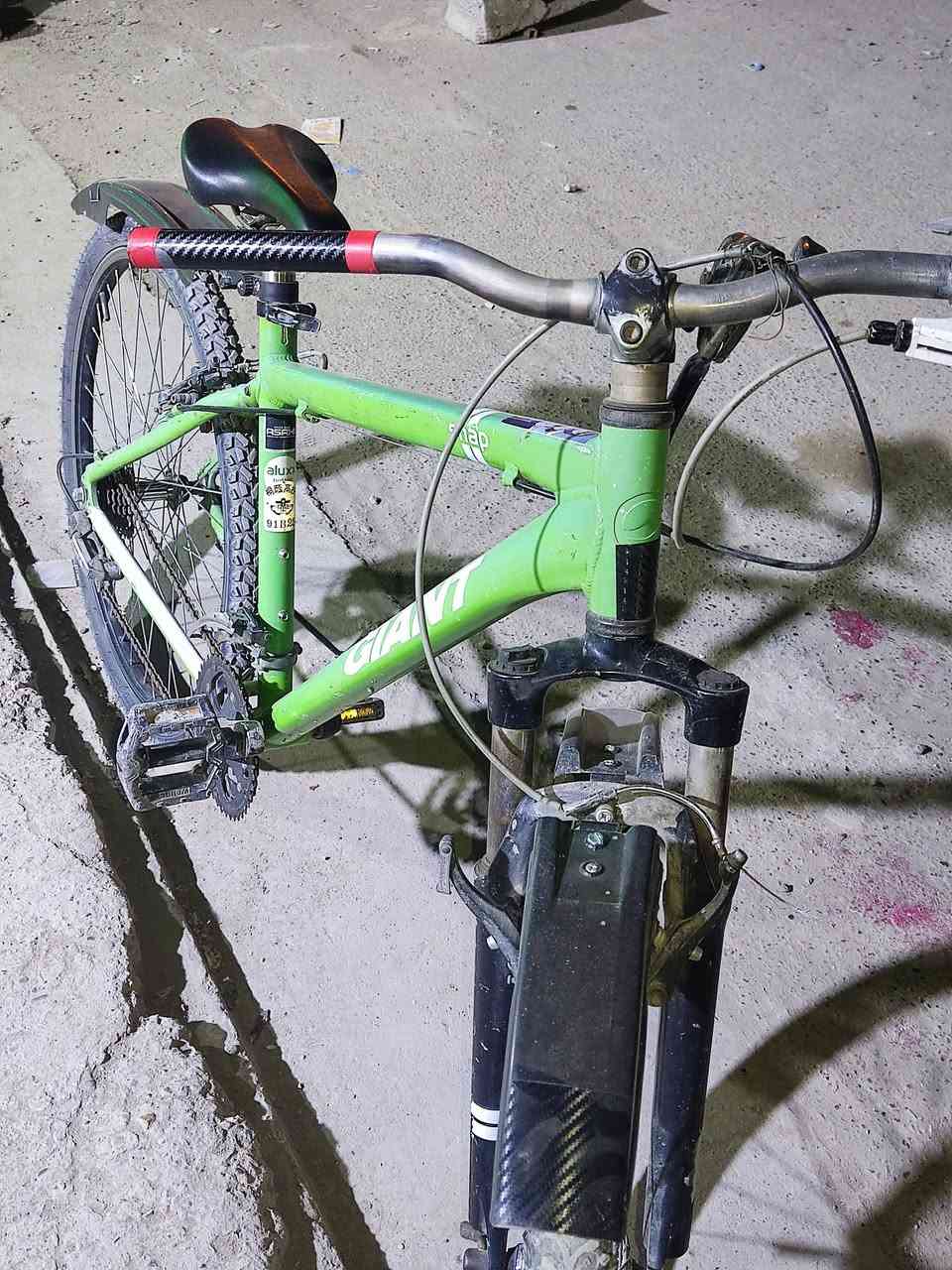 سلام عليكم 
جاينت جبلي اخضر نضيف يخبل كلش قوي ويتحمل شوارعنة والطسات وكل الضروف 
قياس 26 تايرات جدد جوب جدد سرج رياضي جديد بريك جديد نقص فقط ( ذراع البريك الامامي + سلك توصيل للعگرب الامامي ) 
سعر 120 وبي مجال او قابل للمراوس مع C700 

هيرو النسخة الاصلية نضيف جداً يجدح جان مضموم كلة بلادي ما مبدل بي اي شي ما بي اي نقص السعر 75 وبي مجال 

العنوان بغداد - الكرخ - البياع - التراث - مقهى وادي الذئاب


**إذا كنت صاحب هذا الإعلان وتريد حذفه لأي سبب، رجاءا أرسل رسالة إلى الدعم الفني**