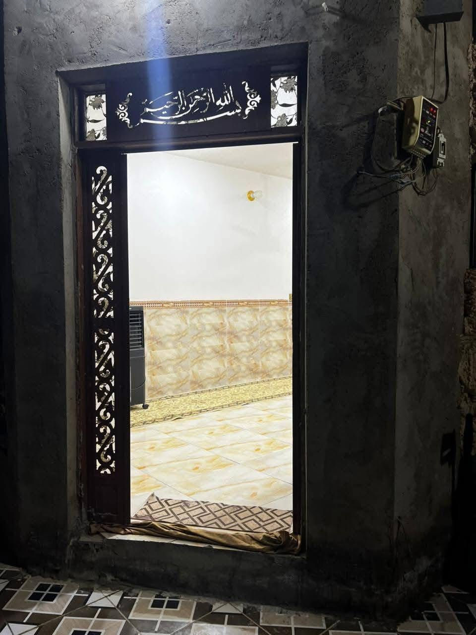 سلام عليكم بيت للبيع

المساحه 150متر

يحتوي على غرفة عدد 1

صاله

استقبال 

صحيات خارجية

حمام داخلي 

منور 

طارمة

مطبخ 

كما موضح في الصور والفيديو

موقع البيت 

الديوانية قضاء السدير قرب غسل الدولاب  حي الجواد

تشتري البيت كبل تكعد فارغ البيت 

كامل ع اخر شي مناقص كلشي 

السعر ٣٥وبي مجال

للاستفسار الاتصال على الرقم ***********
