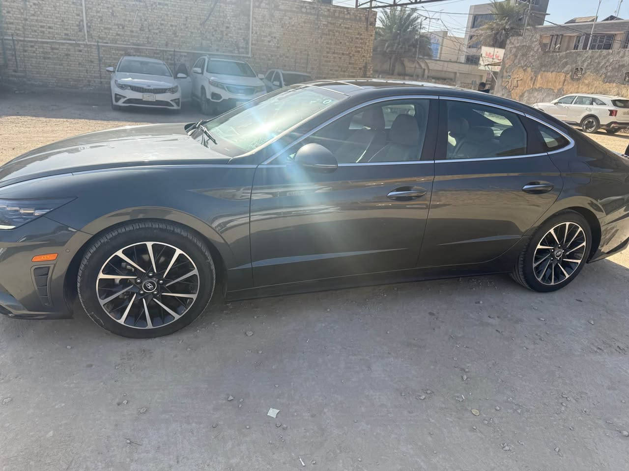السلام عليكم 
سوناتا 2023 limited فول فول للاخير 

محرك : 1.6t تيربو اقتصادي واعتمادي

گير : 8سرعات DTC دبل كلج

الضرر قبق جنطة فقط ومبدل نفس لون اصلي بدون دواخل
السيارة بدون اي نقوصات بدون مصرف جاهزة من كل النواحي وبدون اي مشاكل

مواصفات السيارة :
-لايت ليد وعدسات٣ خاص بفئة الـ limited
-داخل مشمشي ومطعم باسود لون مميز 
-مقاعد كهرباء وميموري
-كراسي الامامية كهرباء
-مقاعد تدفئة وتبريد
مقاعد جلد نابا طبيعي- 
-تدفئة ستيرن 
-شفتات بالستيرن
-بانوراما 
-اضائة داخلية 64 لون متغير 
-شاشة ترفيهية كبيرة وازرار لمس
-عدادات شاشة الكتروني
-اربع وضعيات قيادة( sport-smart-normal-custom )
-شاحن وايرليس
-اوتو هولد 
-كامرات 360 درجة محيطية
-كامرات مع الاشارة 
-رادار جانبي ورادار خلفي ورادار امامي ومحافظة على المسار
-مثبت سرعة متفاعل
-داتا شو 
-تبريد قطعتين 
-شاشة تبريد وازرار خاصة للتحكم بالتبريد
-تشغيل عن بعد وتحريك السيارة عن طريق الريمونت 
-ويل حجم 18 سبورت
-نظام صوتي Bose محيطي 16سماعة
-اوتو هولد
-تنبيه تصادم
-فتح صندوق الجنطة تلقائي عندة الاقتراب 
-اوتو بارك

وهواي مواصفات بعد معروفة الاعلى فئة بالسوناتا 

السيارة مرقمة معوقين قادسية وكالة عامة
سعر السيارة ١٩٥ وبيها مجال بسيط 
للتواصل خاص او على الرقم :*********** ديوانية, القادسية
