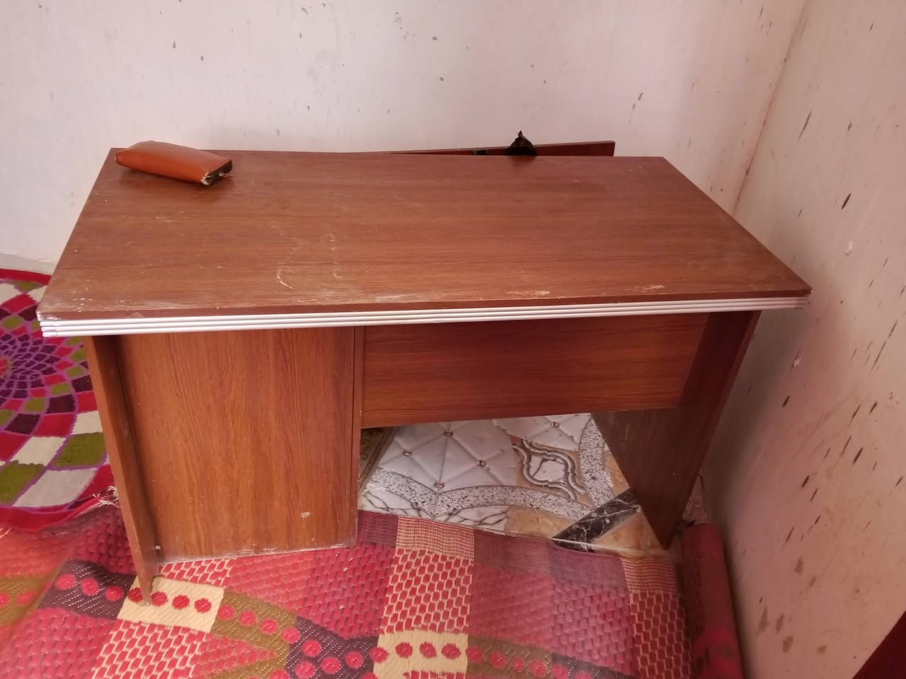 للبيع ميز مكتبي طول 120 /عرض 60
سعر 85 وبي مجال مكاني كربلاء الحر 
***********
