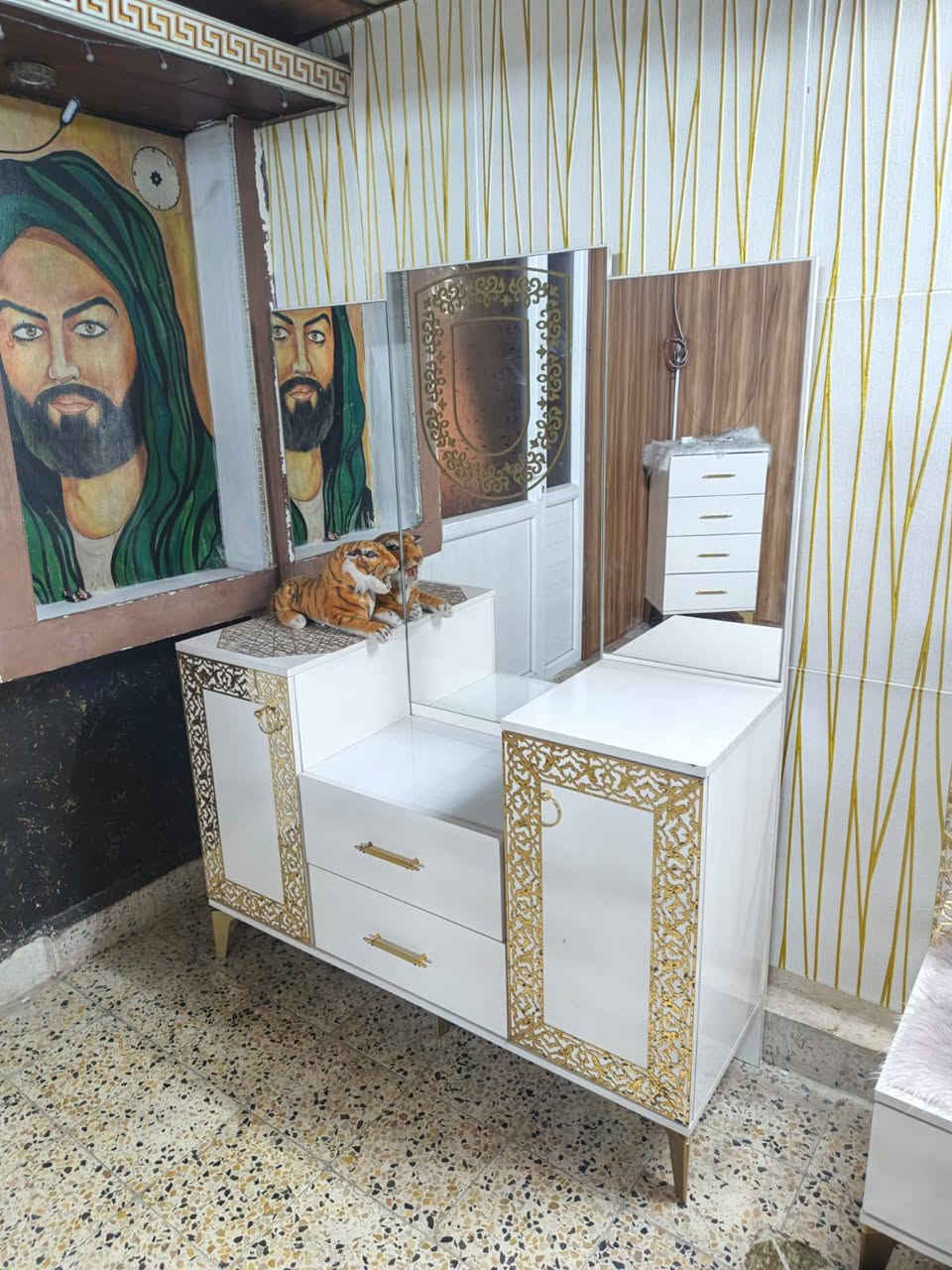 سلام عليكم عندي هذا طخم غرفة نوم ٨قطعه  للبيع اشتريته مليون ونص ابيعه ٧٠٠الف نظيف وسيسم سكه يصعد ويتخله جوه غراض  ***********
