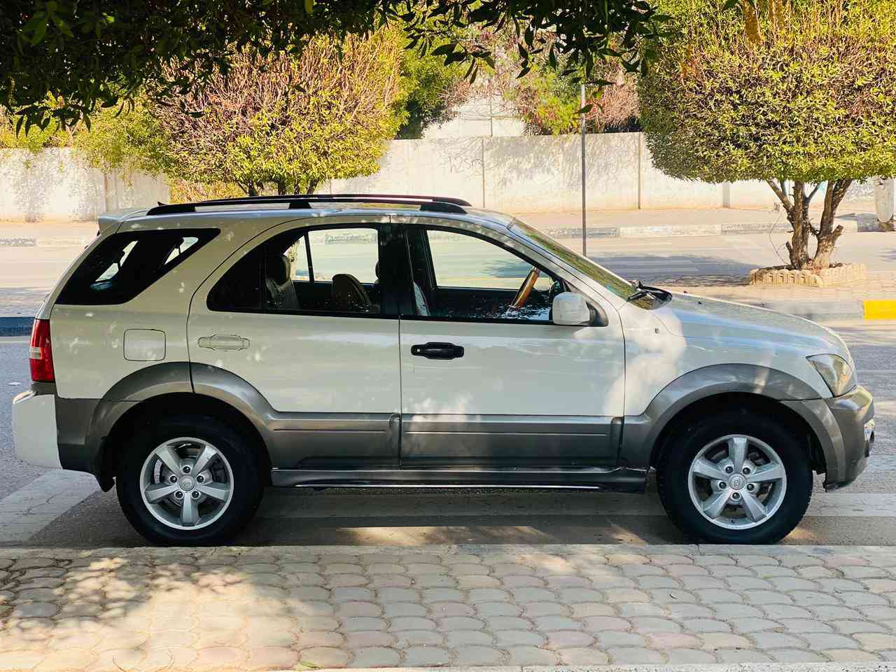 سورنتو موديل 2009 وارد خليجي فول واحد على واحد سياره بيه قطعتين صبق بل عراق سياره جديده وجاهزه سعره 94وبيه مجال رقم*********** موصفات سياره كامره خلفيه مثبت سرعه تحكم استيرن فتحت سقف مرايه شفط كشنات كهربائي محرك 6سلندر تبريد ثلج سياره حداديه تخم تاير جديدات مكان سياره كربلاء
