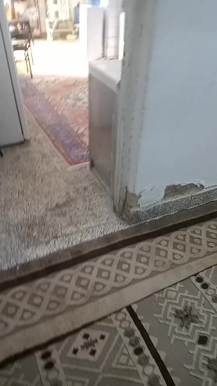 بيت مساحته ٣٢٢ متر الموقع الكمالية شارع ٧٠ مقابل مدرسة المعارف الأهلية سند طابو صرف رسمي باسمي يحتوي البيت على كراج يتسع ٣ سيارات الطابق الأرضي هول واستقبال ومطبخ كبير وغرفتين نوم مع مجموعة صحيات داخلية وخارجية ويوجد منور يحيط بالبيت اما الطابق الثاني يحتوي على ثلاثة غرف نوم ومجموعة صحيات مع مطبخ وحمام للاتصال واتساب  ***********
