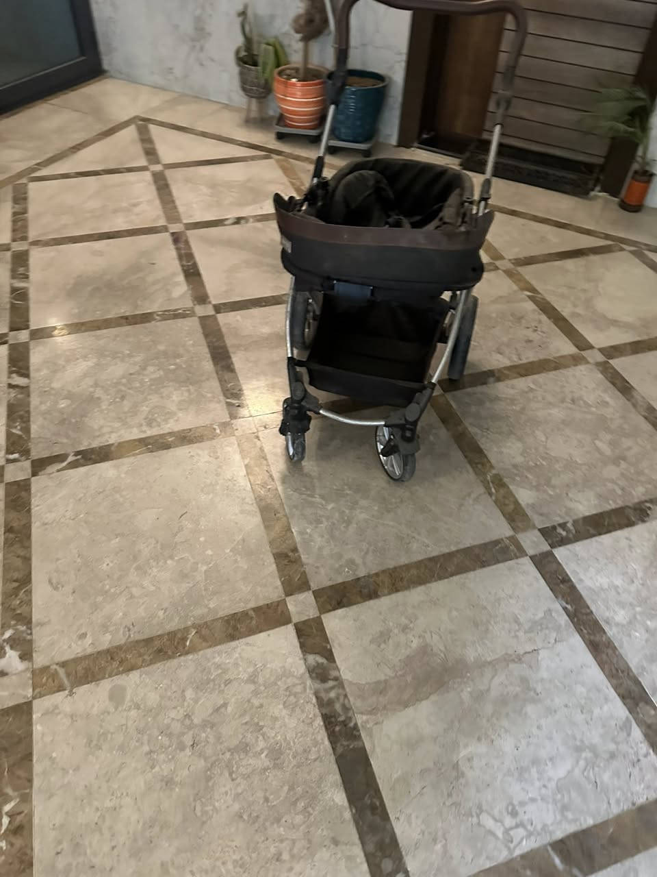 سلام عليكم عربانه طفل للبيع اصليه ماخذيهة من الربيعي من دانيا للاعاب ب250الف عربانه جديده وكلشي مابيهة وهذه لتراب لان جانت بل مخزن الي يريدهة يتصل السعر 50الف مكاني كراده داخل ***********
